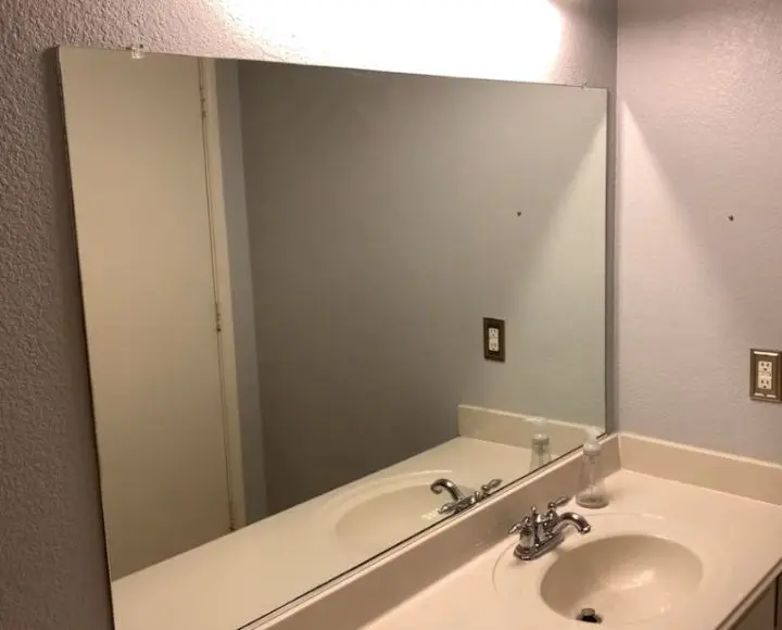 are bathroom mirrors magnetic