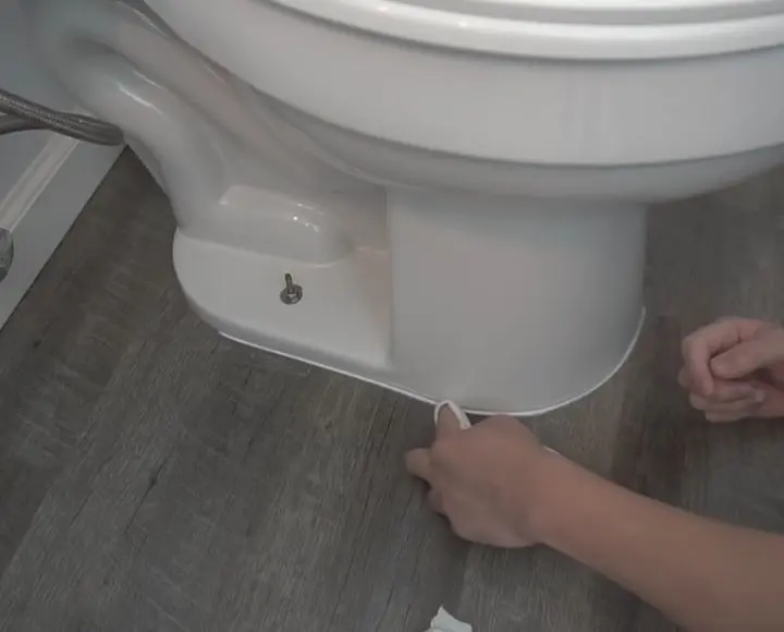 white or clear caulk around toilet