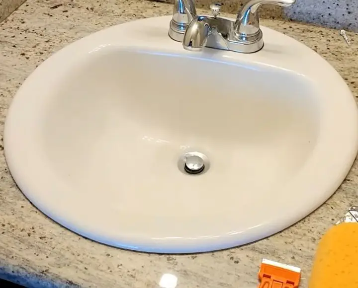 white or clear caulk around bathroom sink